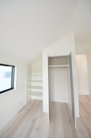 己斐上三丁目の収納|各居室に機能的なクローゼットを完備。タンスなどの大型家具を買い足す必要がないため、お部屋の面積を最大限に活かせます。