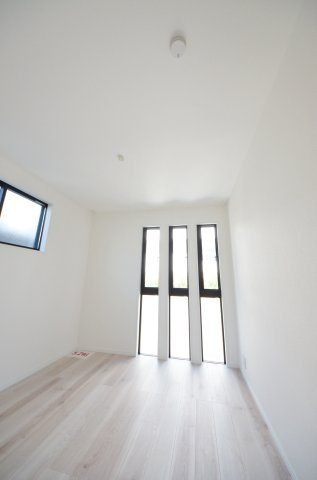 己斐上三丁目の洋室|各居室に機能的なクローゼットを完備。タンスなどの大型家具を買い足す必要がないため、お部屋の面積を最大限に活かせます。