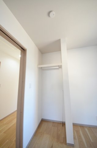 草津本町の収納|各居室に機能的なクローゼットを完備。タンスなどの大型家具を買い足す必要がないため、お部屋の面積を最大限に活かせます。