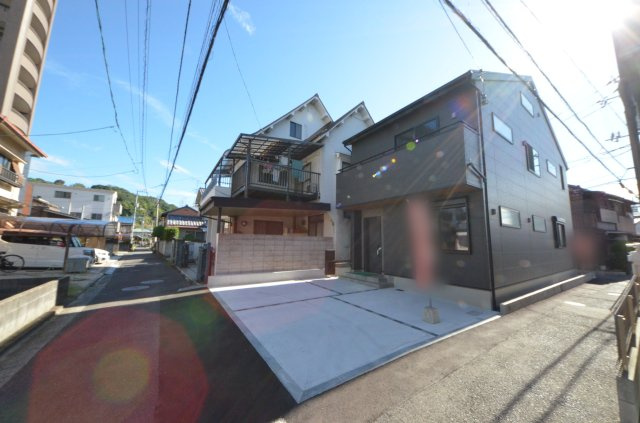草津本町の前面道路含む現地写真|前面道路は交通量が少なく駐車楽々