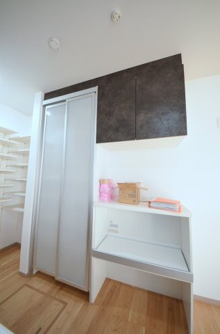 草津本町の収納|大容量のカップボードが標準装備。パントリースペースもあり、キッチン周りの収納もしっかり確保されています。