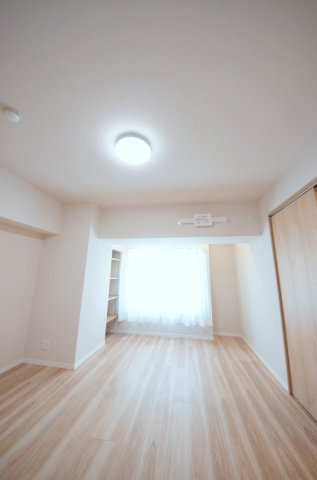 横川コーポラスの洋室|各居室に機能的なクローゼットを完備。タンスなどの大型家具を買い足す必要がないため、お部屋の面積を最大限に活かせます。
