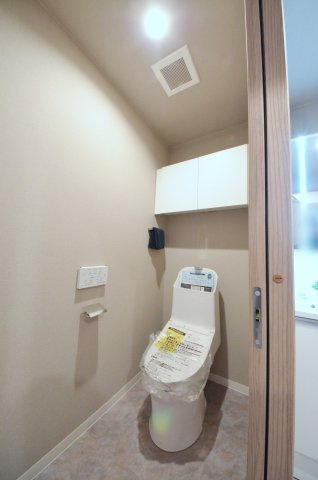 ロッコーマンション京橋川コーポのトイレ|トイレはウォシュレット付。収納スペースもあります。