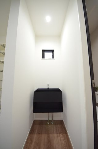 対厳山三丁目の収納|玄関入ってすぐに手洗い器有