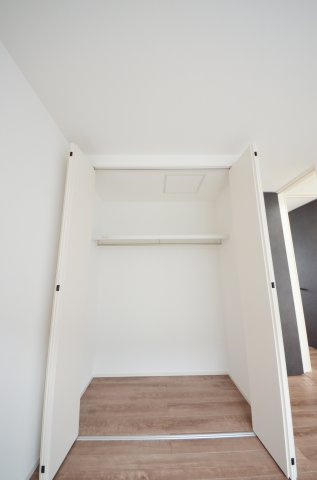 対厳山三丁目の収納|各居室に機能的なクローゼットを完備。タンスなどの大型家具を買い足す必要がないため、お部屋の面積を最大限に活かせます。