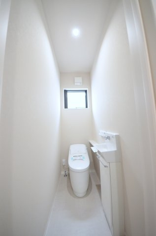 対厳山三丁目のトイレ|タンクレスの為、トイレ空間が見違えるほど広々。圧迫感がなくなり、これまで置けなかった観葉植物やインテリアを楽しめます。