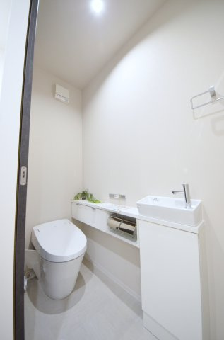 対厳山三丁目のトイレ|タンクレスの為、トイレ空間が見違えるほど広々。圧迫感がなくなり、これまで置けなかった観葉植物やインテリアを楽しめます。