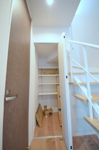対厳山三丁目の収納|廊下にも広い収納スペースがあります