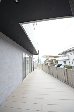 対厳山三丁目の収納|洗面所から出られる広いウッドデッキスペース