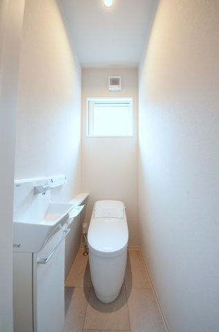 対厳山三丁目のトイレ|タンクレスの為、トイレ空間が見違えるほど広々。圧迫感がなくなり、これまで置けなかった観葉植物やインテリアを楽しめます。