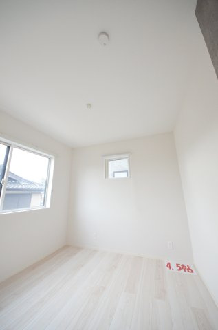 対厳山三丁目の洋室|各居室に機能的なクローゼットを完備。タンスなどの大型家具を買い足す必要がないため、お部屋の面積を最大限に活かせます。
