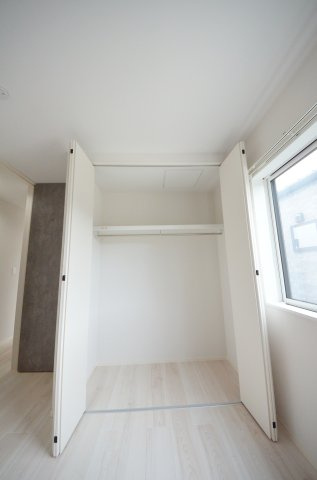 対厳山三丁目の収納|各居室に機能的なクローゼットを完備。タンスなどの大型家具を買い足す必要がないため、お部屋の面積を最大限に活かせます。
