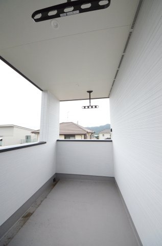 対厳山三丁目のバルコニー|屋根に守られたバルコニー。お出かけ中の急な雨でも洗濯物が濡れにくく安心です。