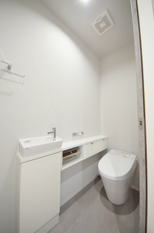 対厳山三丁目のトイレ|タンクレスの為、トイレ空間が見違えるほど広々。圧迫感がなくなり、これまで置けなかった観葉植物やインテリアを楽しめます。