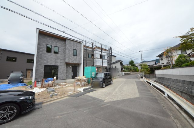 上平良字郡塚の前面道路含む現地写真|前面道路は交通量が少なく駐車楽々