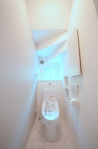 上平良字郡塚のトイレ|窓のある明るいトイレ
勿論ウォシュレット付きです