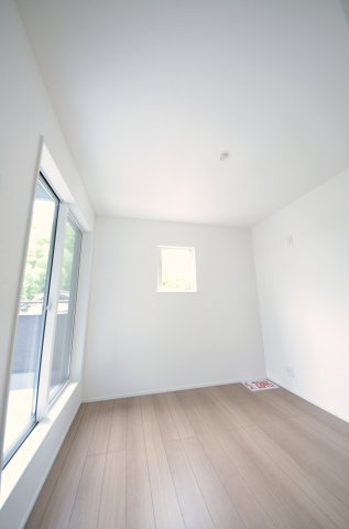 上平良字郡塚の洋室|各居室に機能的なクローゼットを完備。タンスなどの大型家具を買い足す必要がないため、お部屋の面積を最大限に活かせます。
