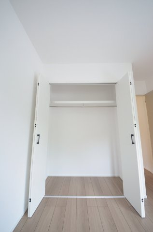 上平良字郡塚の収納|各居室に機能的なクローゼットを完備。タンスなどの大型家具を買い足す必要がないため、お部屋の面積を最大限に活かせます。