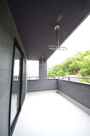 上平良字郡塚のバルコニー|屋根に守られたバルコニー。お出かけ中の急な雨でも洗濯物が濡れにくく安心です。