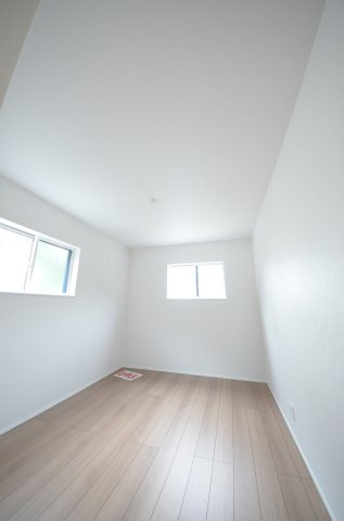 上平良字郡塚の洋室|各居室に機能的なクローゼットを完備。タンスなどの大型家具を買い足す必要がないため、お部屋の面積を最大限に活かせます。