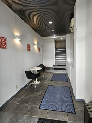 OFFICE ESTACION HIKONEのロビー|おしゃれな雰囲気のロビーです
