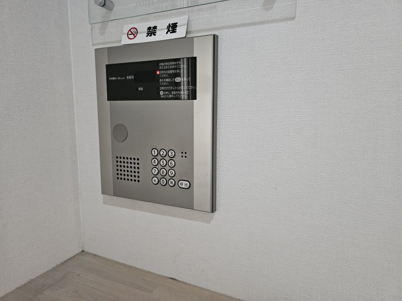OFFICE ESTACION HIKONEの設備|ロビーに各お部屋へのインターホン機能があります