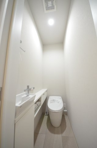 温品三丁目のトイレ|タンクレスの為、トイレ空間が見違えるほど広々。圧迫感がなくなり、これまで置けなかった観葉植物やインテリアを楽しめます。