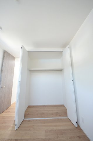 温品三丁目の収納|各居室に機能的なクローゼットを完備。タンスなどの大型家具を買い足す必要がないため、お部屋の面積を最大限に活かせます。