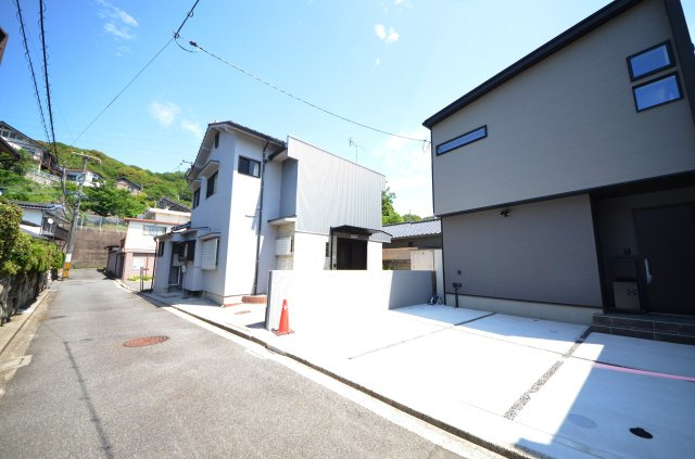 温品三丁目の前面道路含む現地写真|前面道路は交通量が少なく駐車楽々