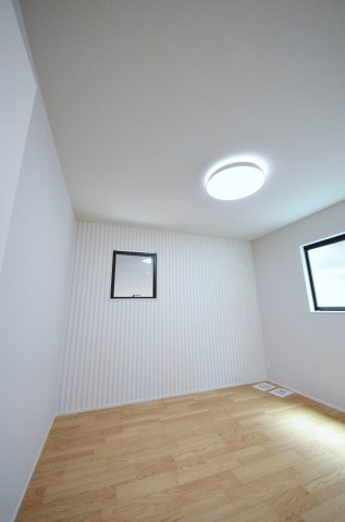 吉島西二丁目の収納|各居室に機能的なクローゼットを完備。タンスなどの大型家具を買い足す必要がないため、お部屋の面積を最大限に活かせます。