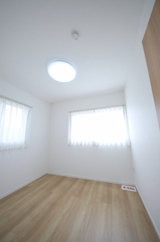 伴中央二丁目の洋室|各居室に機能的なクローゼットを完備。タンスなどの大型家具を買い足す必要がないため、お部屋の面積を最大限に活かせます。