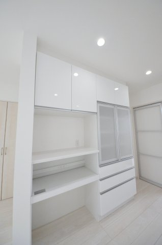 伴東三丁目の収納|大容量のカップボードが標準装備。パントリースペースもあり、キッチン周りの収納もしっかり確保されています。
