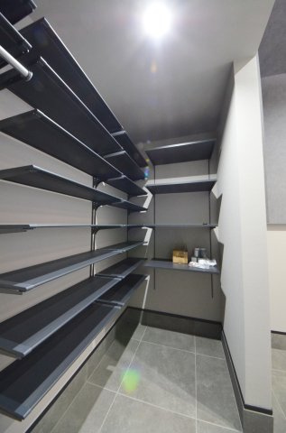 中山西二丁目の収納|玄関横には、靴だけでなくベビーカーやアウトドア用品、ゴルフバッグも丸ごと収まる大容量のシューズインクローゼットがあります