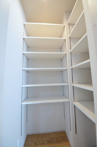 中筋三丁目の収納|キッチン横には、ストック食品や大型調理家電もすっきり収まる大容量のパントリーがあります。