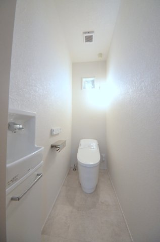 中筋三丁目のトイレ|タンクレスの為、トイレ空間が見違えるほど広々。圧迫感がなくなり、これまで置けなかった観葉植物やインテリアを楽しめます。