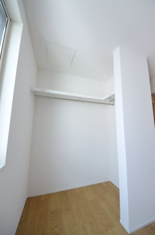 中筋三丁目の収納|各居室に機能的なクローゼットを完備。タンスなどの大型家具を買い足す必要がないため、お部屋の面積を最大限に活かせます。