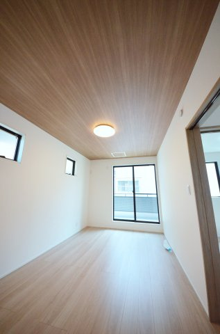 南大河町の洋室|各居室に機能的なクローゼットを完備。タンスなどの大型家具を買い足す必要がないため、お部屋の面積を最大限に活かせます。