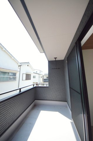 南大河町のバルコニー|屋根に守られたバルコニー。お出かけ中の急な雨でも洗濯物が濡れにくく安心です。