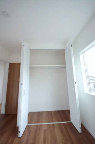 伴中央二丁目の収納|各居室に機能的なクローゼットを完備。タンスなどの大型家具を買い足す必要がないため、お部屋の面積を最大限に活かせます。