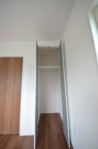 伴中央二丁目の収納|各居室に機能的なクローゼットを完備。タンスなどの大型家具を買い足す必要がないため、お部屋の面積を最大限に活かせます。