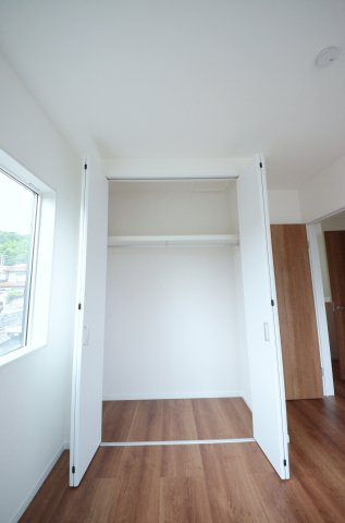 伴中央二丁目の収納|各居室に機能的なクローゼットを完備。タンスなどの大型家具を買い足す必要がないため、お部屋の面積を最大限に活かせます。