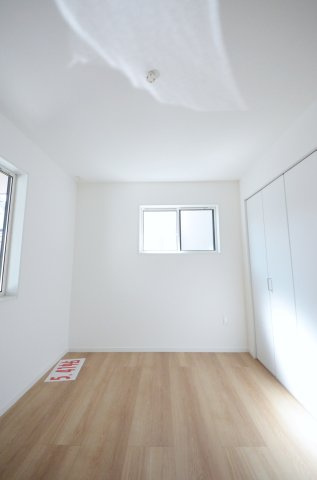 横浜東一丁目の洋室|各居室に機能的なクローゼットを完備。タンスなどの大型家具を買い足す必要がないため、お部屋の面積を最大限に活かせます。