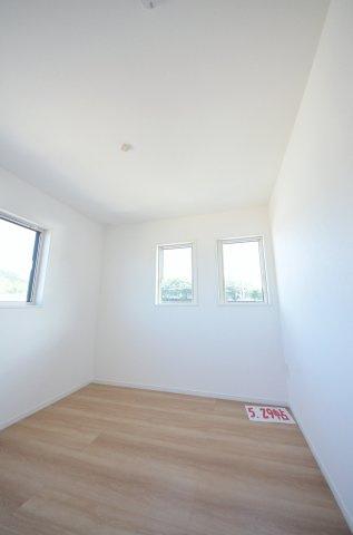 横浜東一丁目の洋室|各居室に機能的なクローゼットを完備。タンスなどの大型家具を買い足す必要がないため、お部屋の面積を最大限に活かせます。
