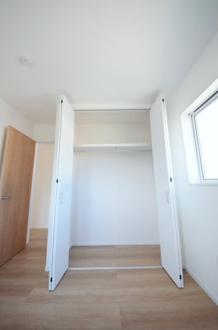 横浜東一丁目の収納|各居室に機能的なクローゼットを完備。タンスなどの大型家具を買い足す必要がないため、お部屋の面積を最大限に活かせます。