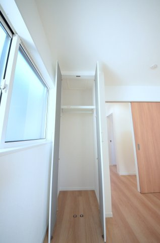 横浜東一丁目の収納|各居室に機能的なクローゼットを完備。タンスなどの大型家具を買い足す必要がないため、お部屋の面積を最大限に活かせます。