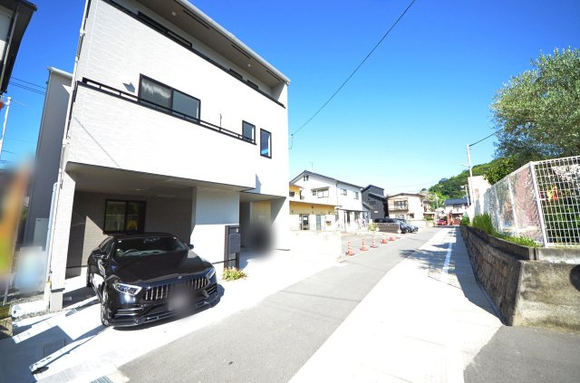 横浜東一丁目の前面道路含む現地写真|前面道路は交通量が少なく駐車楽々