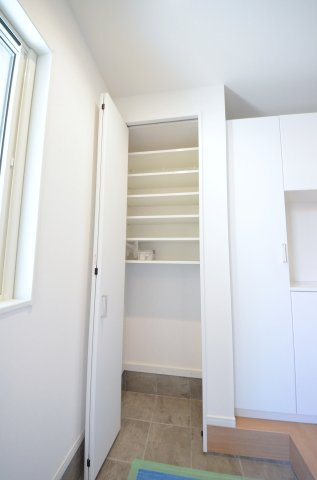 横浜東一丁目の収納|玄関には土間収納スペースもあります