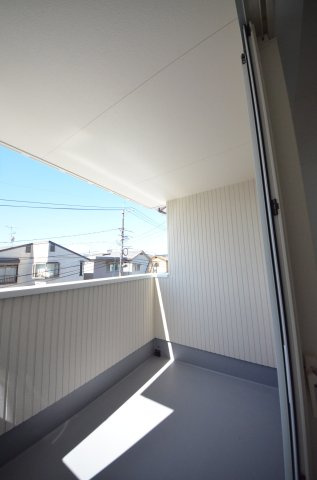 柳ケ丘のバルコニー|屋根に守られたバルコニー。お出かけ中の急な雨でも洗濯物が濡れにくく安心です。
