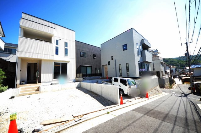 柳ケ丘の前面道路含む現地写真|前面道路は交通量が少なく駐車楽々