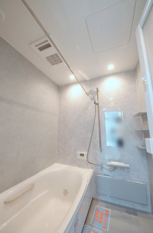 宮島口上一丁目の浴室|人気の換気乾燥暖房機付き。広々とした一坪サイズの浴室を採用。足を伸ばして肩までゆったり浸かれるバスタブで、一日の疲れを心地よく解きほぐせます。